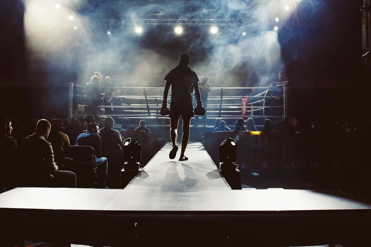 Atleta del dojo cammina verso il ring
